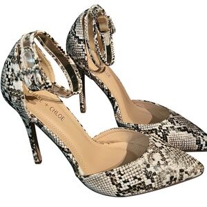 Chase & Chloe Snake print shoes/heels 8.5